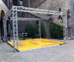 Pedana in legno e ring per la festa di matrimonio