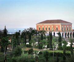 Esterno con vista parco della villa