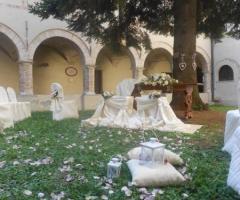 Allestimento del giardino per la cerimonia di matrimonio