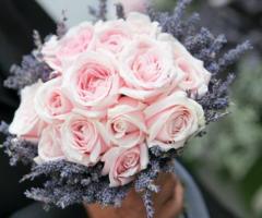 Bouquet di rose rosa e lavanda