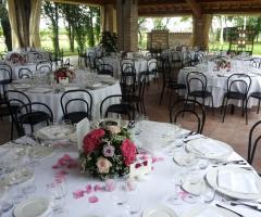 I tavoli allestiti per il ricevimento di nozze