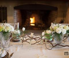 Centrotavola con rami di nocciolo, tulipani e rose bianche