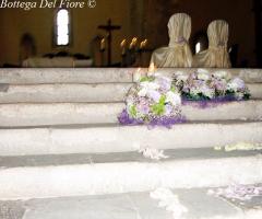 Allestimento floreale della chiesa