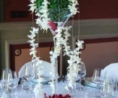 Originale centrotavola per le nozze con tocchi di bianco