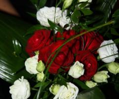 Bouquet di rose rosse e lisianthus bianchi