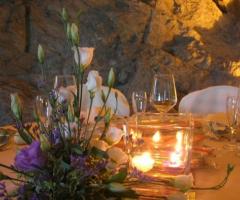 Scenografia floreale per il tavolo di matrimonio