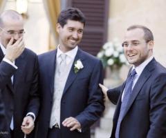 Foto dello sposo con i testimoni di nozze