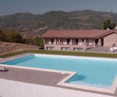 Piscina e retro della Tenuta Valdorso