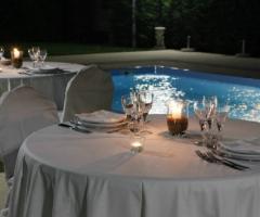 Ricevimento di matrimonio a bordo piscina