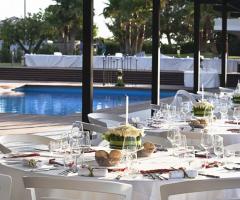 Tavoli per il matrimonio a bordo piscina
