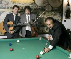 Il Trio Aria conCorde gioca a biliardo con gli strumenti