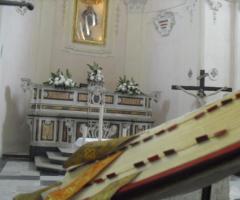 Decorazione floreale per l'altare della chiesa