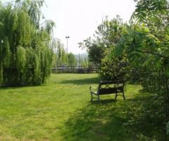 Giardino esterno della location di matrimonio