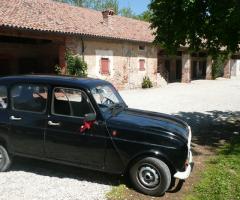 La macchina d'epoca accompagna gli sposi presso la location di nozze