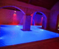 Piscina della villa colorata per il matrimonio