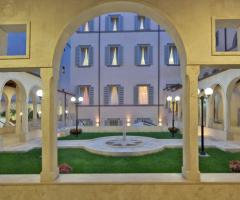 Vista del giardino interno della location di nozze