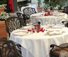 Tavoli nel giardino dell'hotel
