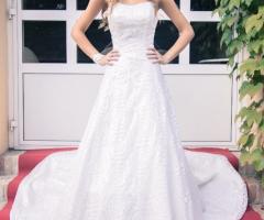 Farina spose - Abito a trapezio ricoperto di pailettes