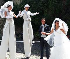 TRAMPOLIERI
La coppia di Trampolieri in abito da sposi è una figura artistica molto ricercata per la loro figura allungata e di grande impatto visivo oltre che per la loro agilità di movimento malgrado l’estrema altezza dal suolo.