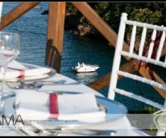 Allestimento per il ricevimento di matrimonio all'aperto