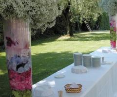 Allestimento di fiori per il tavolo degli antipasti