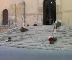 Allestimento floreale per le scale della chiesa