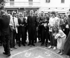 Foto degli invitati in attesa dell'uscita degli sposi