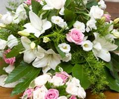 Vitale Fiori - Composizione floreale con fiori bianchi e rosa