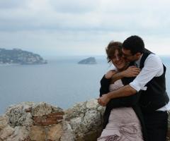 Foto degli sposi in riva al mare