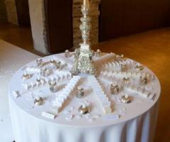 Il tavolo della confettata in total white