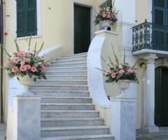 Scalinata in marmo di ingresso alla villa