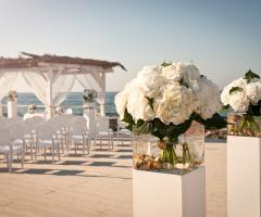COCO - Beach Club & Eventi di Classe - Fiori per la cerimonia di matrimonio sul mare