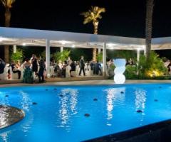 La stupenda piscina ai cui bordi si svolge il ricevimento di matrimonio