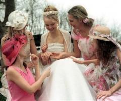 Foto della sposa con le invitate al matrimonio