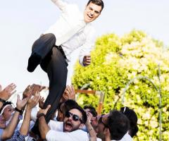 Foto dello sposo che salta