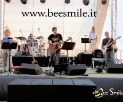Bee Smile - Esibizione del gruppo ad un evento