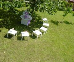 Allestimento dell'aperitivo di matrimonio in giardino