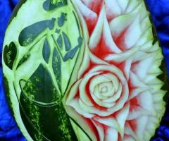 Anguria con decorazione di sposi con le loro inziali