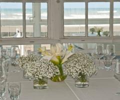 Centrotavola per il matrimonio con calle e nebbiolina