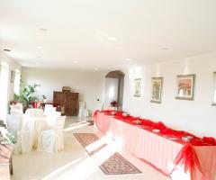 Allestimento in rosso per gli aperitivi di nozze