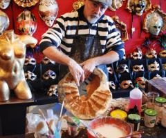 L'artigiano durante la creazione di una maschera veneziana