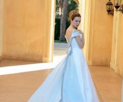 Abito con coda color celeste - Modello Capri