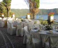 Allestimento del matrimonio vista lago