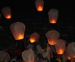Il lancio delle lanterne volanti