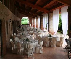 Ricevimento di matrimonio sotto il porticato della villa