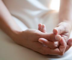 Dettaglio mani sposa