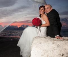 Sposi sugli scogli con velo