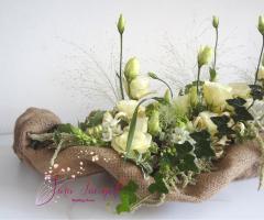 Composizione su contenitore yuta - Sara Iaconelli Wedding Florist