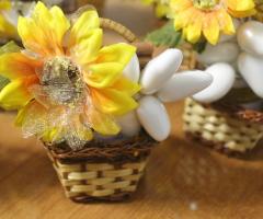 Cesto vimini con vasetto da 50 grammi, confettti imbustati singolarmente uno ad uno e fiore - Bomboniere per Natura