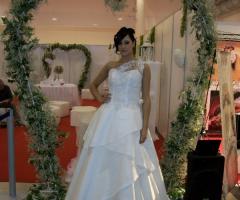 Abito mono spalla in taffetà con corpino in tulle ricamato con fiori e foglioline in rilievo, swaroski e gonna che forma un fiore - Atelier Laura La Spina